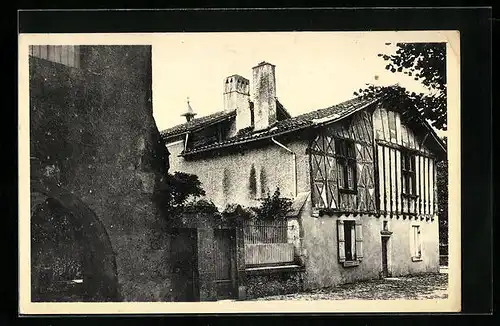 AK St. Justin, Vieilles Maisons, place des Tilleuls