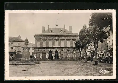 AK Mauriac, La Place de la Mairie