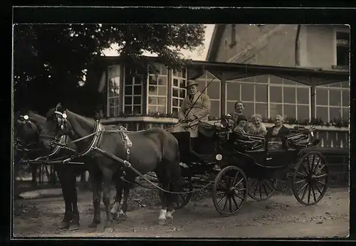 Foto-AK Familienausflug in einer Kutsche, Familienvater auf dem Bock
