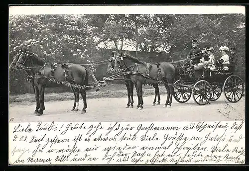 AK Elegante Damen in einer Pferdekutsche mit Kutscher in Uniform