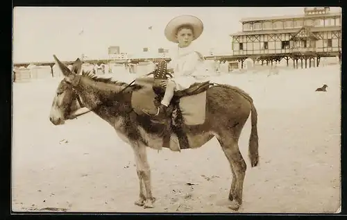 Foto-AK Kleiner Junge auf einem Esel am Strand