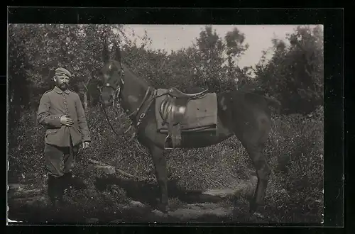 Foto-AK Soldat mit seinem Reitpferd