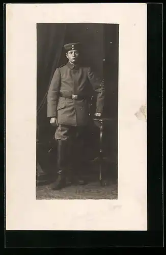 Foto-AK Soldat in Uniform mit Krätzchen