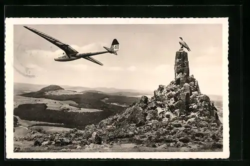 AK Segelflugzeug über der Rhön, Fliegerdenkmal