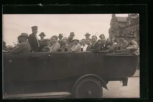 Foto-AK Autobus mit Touristen während einer Stadtrundfahrt