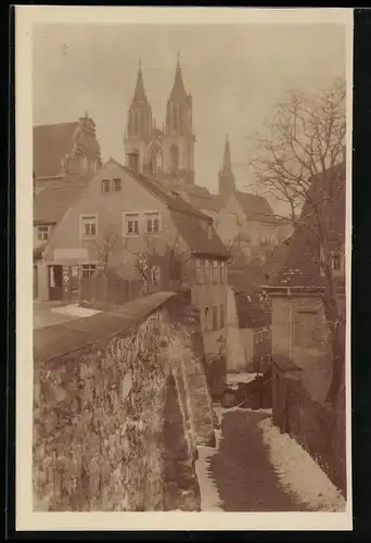 Fotografie unbekannter Fotograf, Ansicht Meissen, Gasse nebst Geschäftshaus mit Blick zum Dom