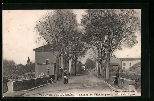 AK Villars-les-Dombes, Entrée de Villars par la Route de Lyon