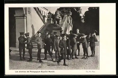 AK München, Schüler vor der spanischen Schule, Los alumnos del Pedagogium Espanol