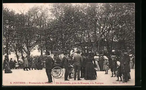 AK Poitiers, Promenade de Blossac, un Dimanche, près du Kiosque, à la Musique