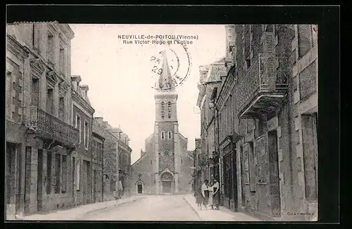 AK Neuville-de-Poitou, Rue Victor-Hugo et l`Eglise