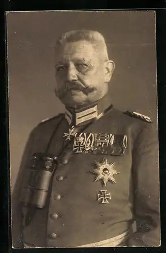 AK Portrait des Reichspräsidenten Paul von Hindenburg in Uniform mit Fernglas