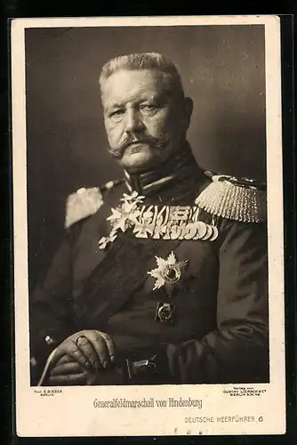 AK Paul von Hindenburg mit zahlreichen Orden