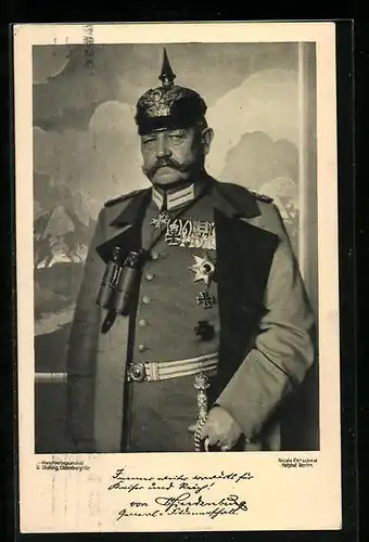 AK Paul von Hindenburg, der Generalfeldmarschall stehend mit Pickelhaube und Orden