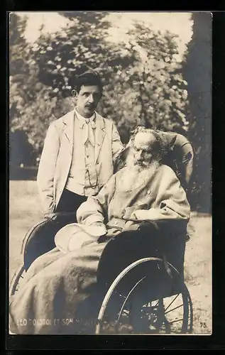 AK Schriftsteller Leo Tolstoi im Rollstuhl mit seinem Sohn