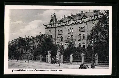 AK Frankfurt a. O., Strassenpartie mit Infanterie-Kaserne