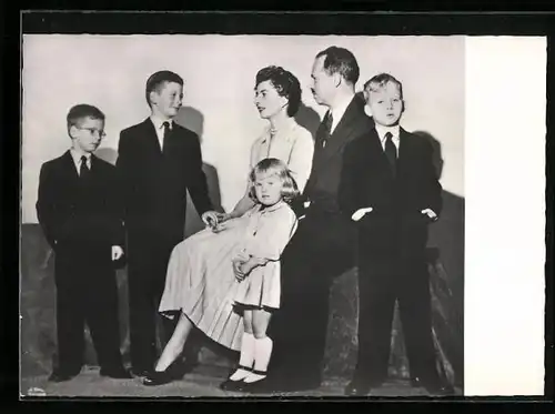 AK Fürst und Fürstin von Liechtenstein mit ihren Kindern