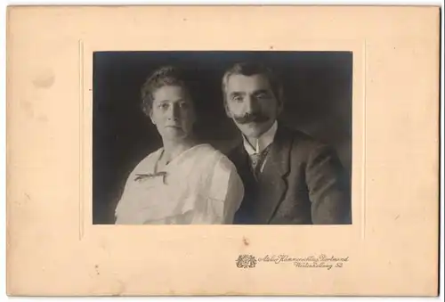 Fotografie Hammerschlag, Dortmund, Westenhellweg 52, älteres Paar im Anzug und Kleid mit Moustache