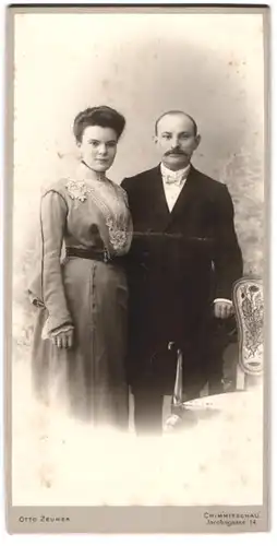 Fotografie Otto Zeumer, Crimmitschau, Jacobsgasse 14, junges Paar im dunklen Anzug und im bestickten Kleid