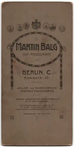 Fotografie Martin Balg, Berlin, Königstr. 33, junge Mutter im dunklen Kleid mit ihrem Kind im Taufkleid