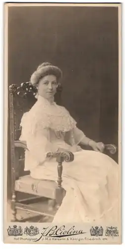 Fotografie F. B. Ciolina, Frankfurt a. M., Frau Elise Scharff-Dorner im schicken weissen Kleid mit Toupierten Haaren 1904