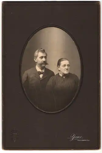 Fotografie Yager, Galesburg / Ill., älteres amerikanisches Paar Christoph im Anzug und im Kleid mit Moustache und Brille