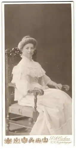 Fotografie F. B. Ciolina, Frankfurt a. M., Portrait Frau Elise Scharff-Dorner sitzend im weissen Kleid, 1908