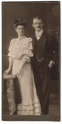 Fotografie Atelier Strauss, Leipzig, Windmühlenstr. 8-12, junges Paar im weissen Kleid und im dunklen Anzug Zwickerbrille