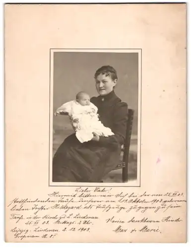 Fotografie Fotograf unbekannt, Leipzig, junge Mutter Marie mit ihrer Tochter Hildegard auf dem Arm, 1903