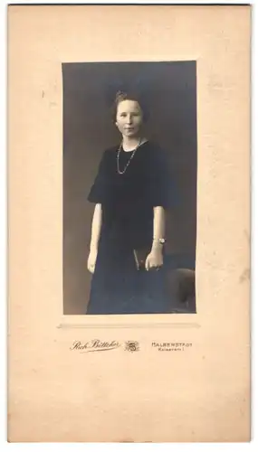 Fotografie Rich. Böttcher, Halberstadt, Kaiserstr. 1, junge Frau im schwarzen Kleid mit Halskette und Armbanduhr, Bibel