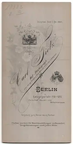 Fotografie Carl Tietz, Berlin, Leipzigerstr. 119-120, Pärchen im hellen Kleid mit Blume und Mann im Anzug mit Moustache