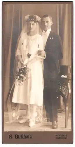 Fotografie A. Birkholz, Berlin, Weidenweg 34, junges Ehepaar im Hochzeitskleid und Anzug nebst Zylinder und Brautstrauss