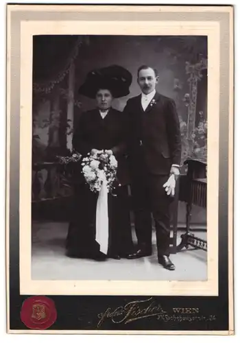 Fotografie Franz Fischer, Wien, Sechshauser Str. 24, Ehepaar im schwarzen Hochzeitskleid und Anzug mit Brautstrauss