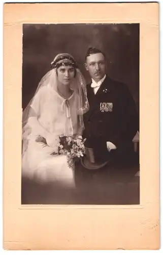 Fotografie Otto Martin, Löbtau, Soldat in Zivile mit Ordenspange und EK nebst seiner Braut im Brautkleid, Kriegshochzeit