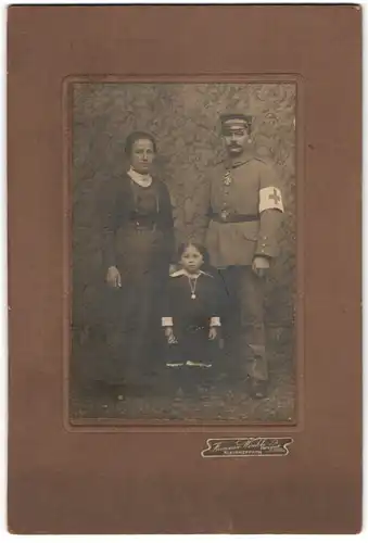 Fotografie Hermann Winkle, Kleinheppach, Soldat in Feldgrau Uniform, Orden Eisernes Kreuz und Rot Kreuz Armbinde, Sani
