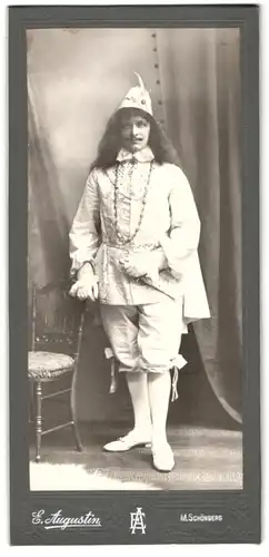Fotografie E. Augustin, Mährisch Schönberg, Schauspieler im Bühnenkostüm mit Dolch posiert im Atelier