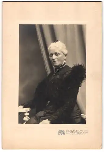 Fotografie Carl Fleury, Vaihingen a. Enz, Portrait ältere Dame im schwarzen Kleid mit Federboa und Halskette