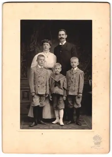 Fotografie F. Newman, New York, Lexington Ave., amerikanische Familie mit drei jungen Knaben in Anzügen posieren