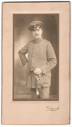 Fotografie Martin Balg, Berlin, Offizier in Feldgrau Uniform mit Säbel und Portepee, Grossformat 15 x 27cm