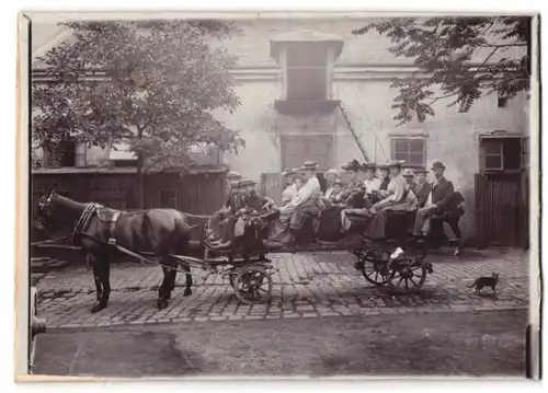 Fotografie unbekannter Fotograf, Ansicht Wien, Claviertransporteur Josef Gruber in der Wienstr. 63 mit Wagen und Familie