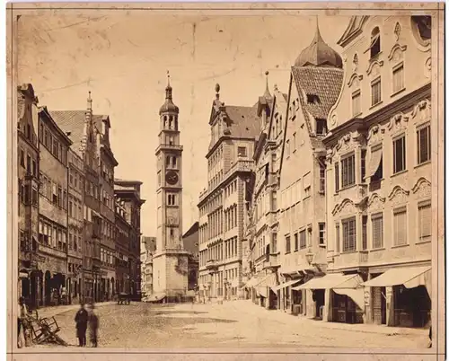 Fotografie unbekannter Fotograf, Ansicht Augsburg, Strassenpartie mit Geschäften und dem Perlachturm, 26 x 21cm