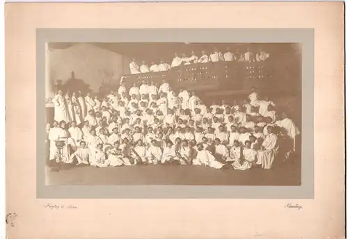 Fotografie Freytag & Sohn, Nürnberg, Ansicht Nürnberg, Teilnehmer des Weinfest in weissen Roben, Lorbeerkranz und Humpen