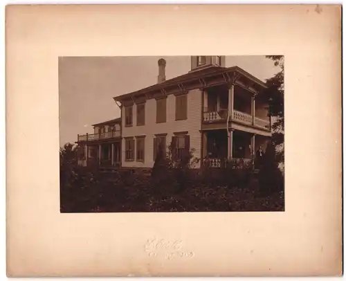 Fotografie L. Estell, Greenfield / Ill., Ansicht Greenfield, Blick auf das Wohnhaus einer Familie mit Garten, 25 x 20cm
