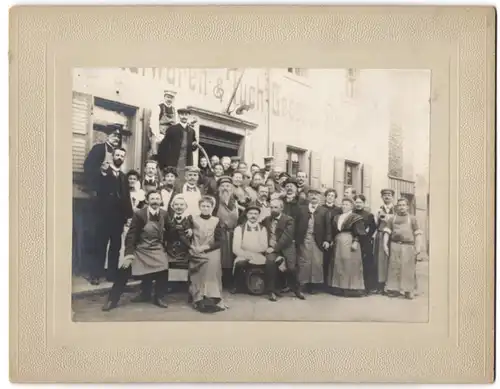 Fotografie unbekannter Fotograf, Ansicht Chemnitz, Belegschaft vor dem Tuchgeschäft Robert Kunz, Hausnummer 33B