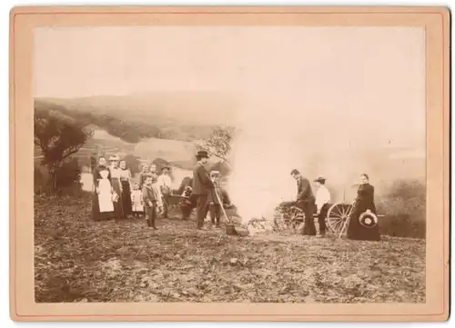 Fotografie unbekannter Fotograf, Ansicht Auerbach i. V., Familie Vömel mit Landwirt beim verbrennen von Kartoffelkraut
