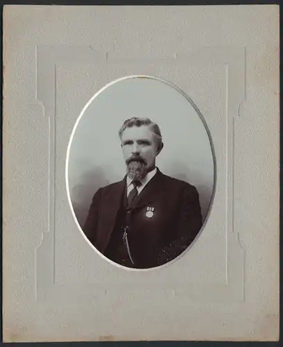 Fotografie H. Paar, Nidda i. H., Portrait älterer Herr im dunklen Anzug mit Orden an der Brust, Grossformat 20 x 25cm