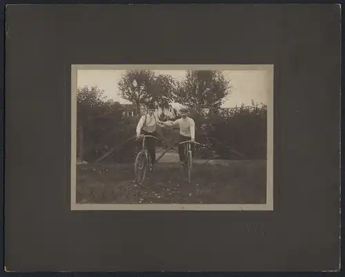Fotografie J. Kindt, Fredersdorf / Ostbahn, Ansicht Fredersdorf, junge Herren posieren auf ihren Fahrrädern, 30 x 23cm