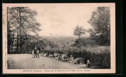 AK Queaux, Route de la Mairie et la Vallee de la Vienne