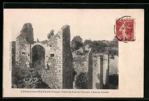 AK Lussac-les-Chateau, Porte du Pont de l`Ancien Chateau Feodal