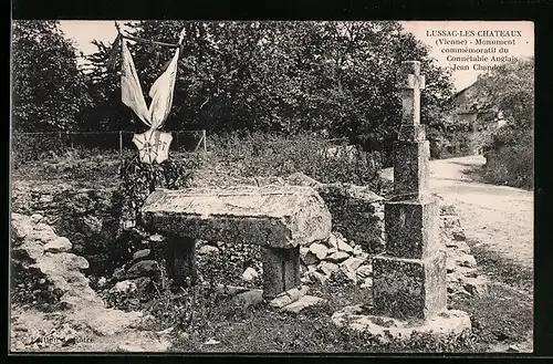 AK Lussac-les-Chateaux, Monument commemoratif du Connetable Anglais Jean Chandos