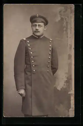 Foto-AK Uniformfoto, Soldat in Uniform mit Zwicker und Schirmmütze